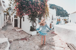 旅游网-希腊旅游_沉浸在希腊斯基罗斯岛蓝色的大海、白色的沙滩和金色的阳光中