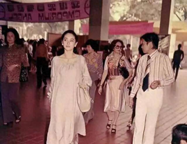 马来西亚旅游:1977年23岁的林青霞和妈妈马来西亚旅游马来西亚旅游，照片曝光，简直闭月羞花